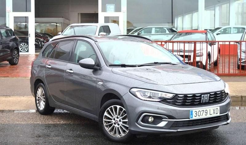 Usado Fiat Tipo Life 95 CV (69 kW) 2022 Gris / plata Familiar