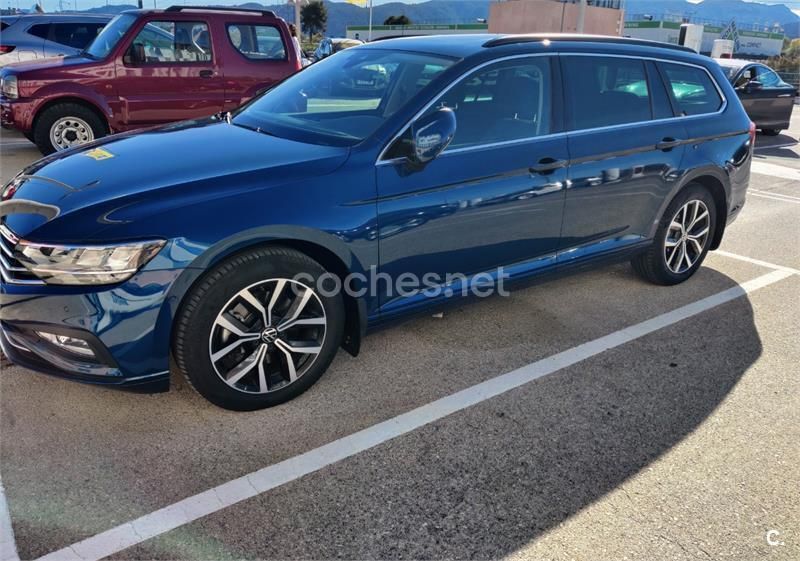 Azul Usado 2021 VW Passat Executive Familiar | 26.500 € (Caro) - Imagen 1/4