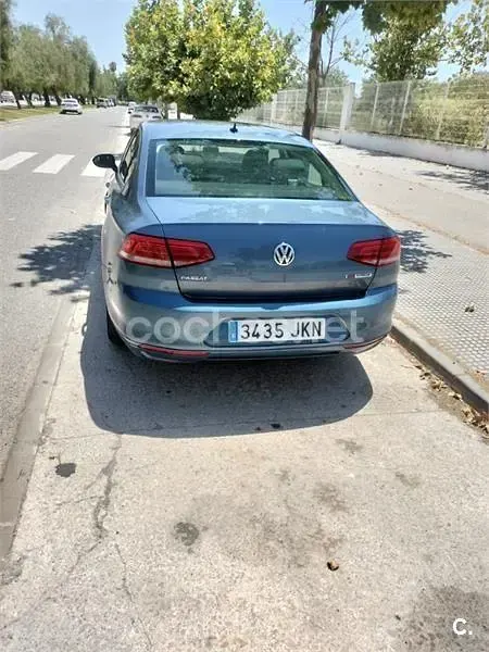 Usado VW Passat 120 CV (88 kW) 2016 Azul Berlina