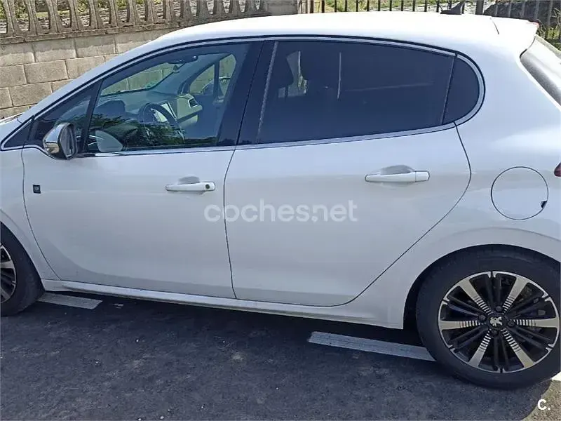 Usado Peugeot 208 110 CV (80 kW) 2018 Blanco Utilitario