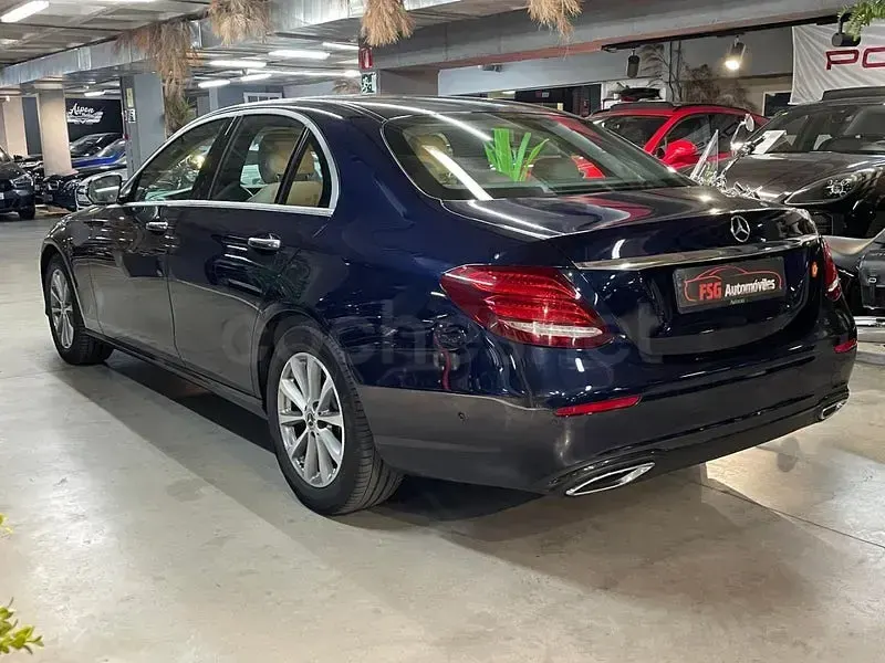 Usado Mercedes E220 194 CV (142 kW) 2020 Azul Berlina