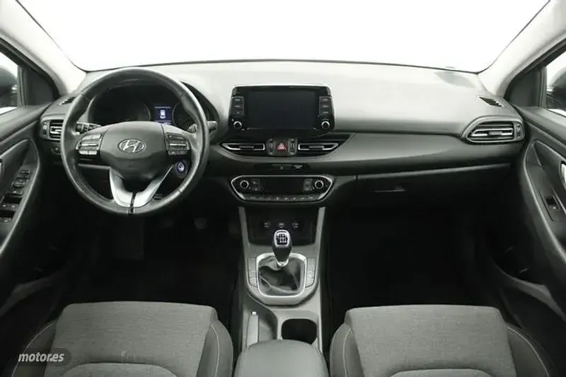 Usado Hyundai i30 110 CV (80 kW) 2022 Gris Berlina
