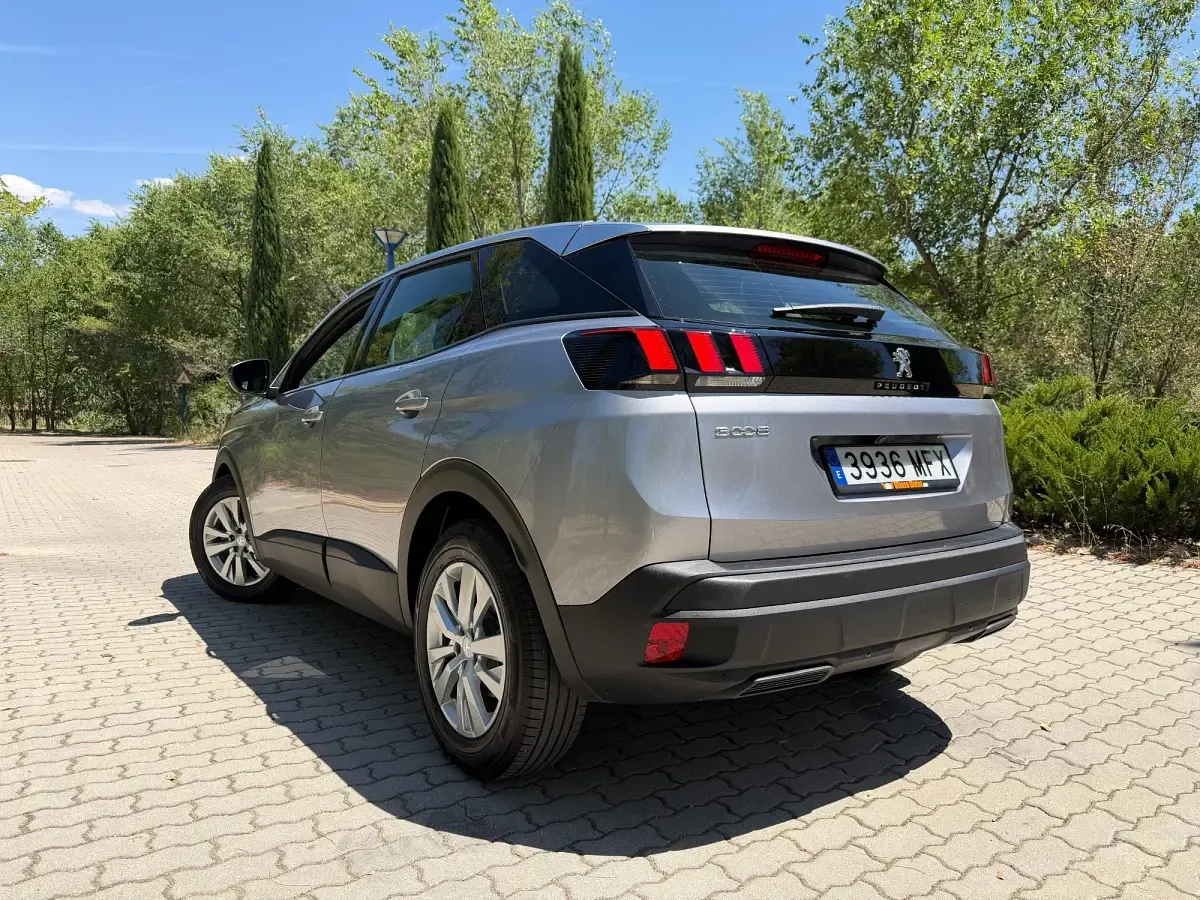 Usado Peugeot 3008 Active 131 CV (96 kW) 2023 Gris SUV