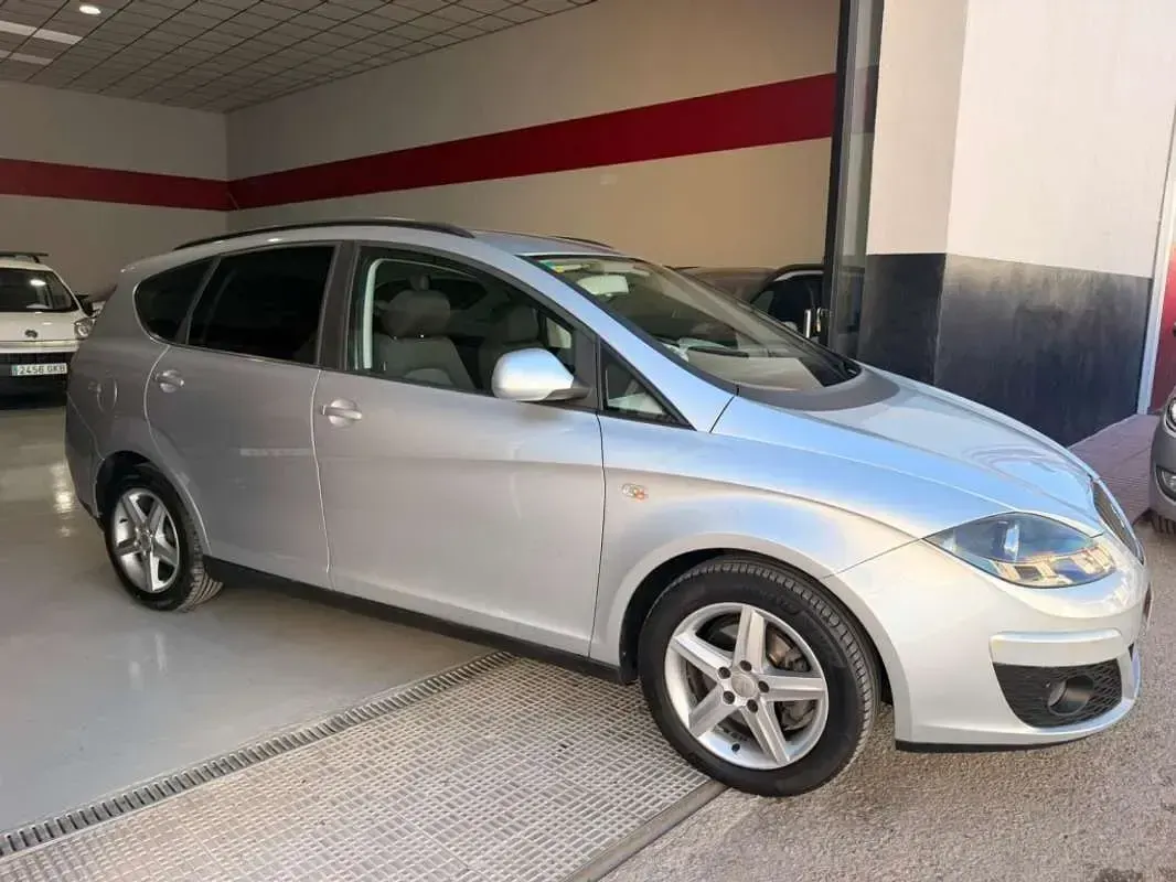 Usado Seat Altea Reference 105 CV (77 kW) 2010 Gris / plata Monovolumen