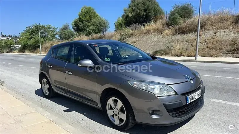 Usado Renault Mégane III Dynamique 140 CV (102 kW) 2010 Gris / plata Berlina