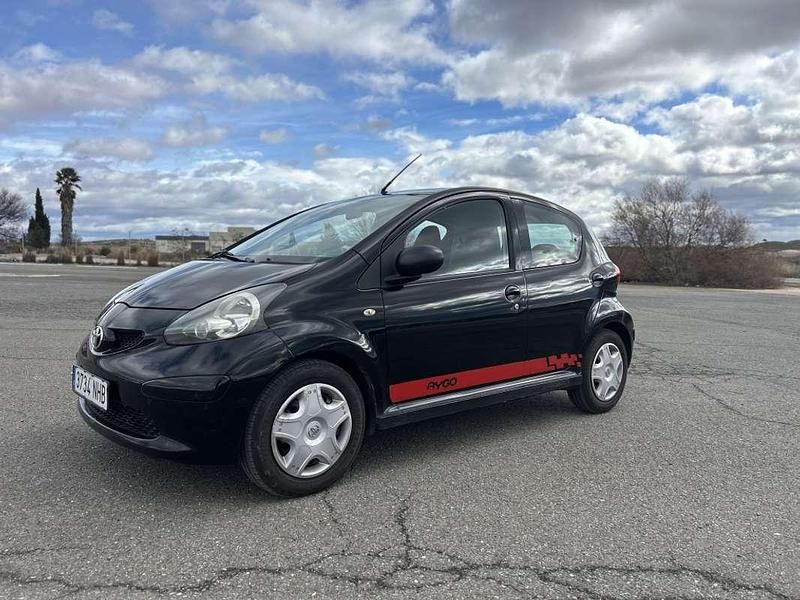 Usado Toyota Aygo 68 CV (50 kW) 2008 Negro Utilitario