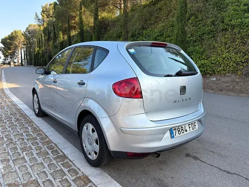 Usado Seat Altea Reference 105 CV (77 kW) 2006 Gris / plata Monovolumen