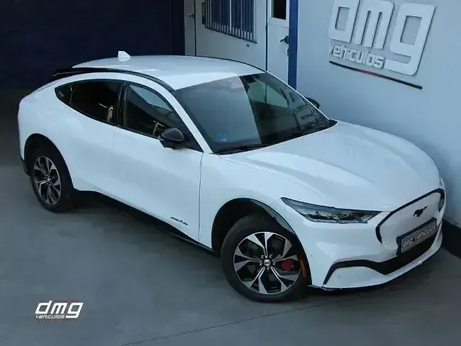 Begagnad Ford Mustang Mach-E Premium 197 kW (269 HK) 2023 Vit SUV