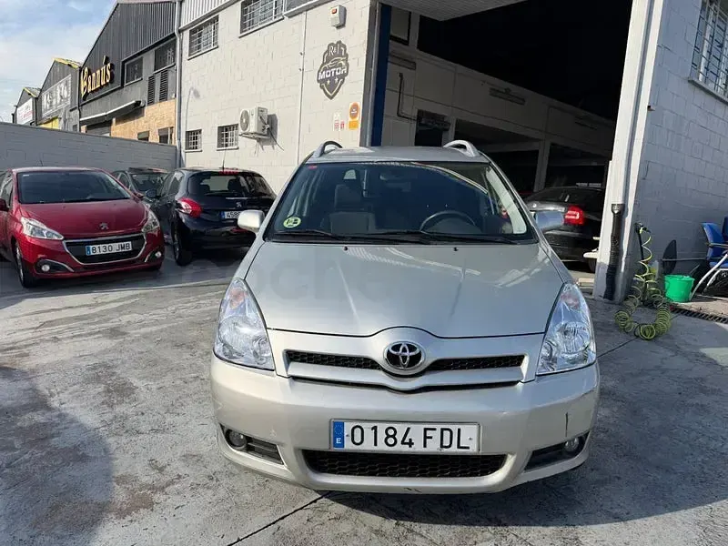 Usado Toyota Corolla Verso Sport 177 CV (130 kW) 2007 Beige Monovolumen