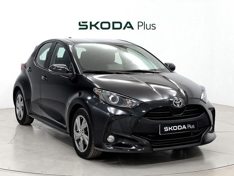 Negro Usado 2024 Toyota Yaris Hybrid Active Berlina | 20.500 € (Precio justo) - Imagen 1/4