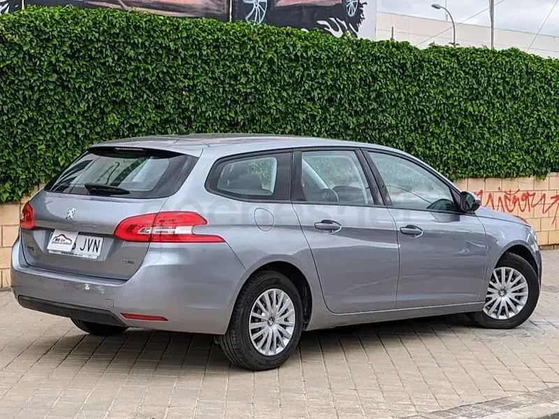 Usado Peugeot 308 SW Business-Line 100 CV (73 kW) 2017 Gris / plata Familiar