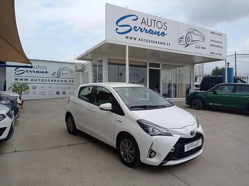 Usado Toyota Yaris Hybrid Active 100 CV (73 kW) 2020 Blanco Berlina