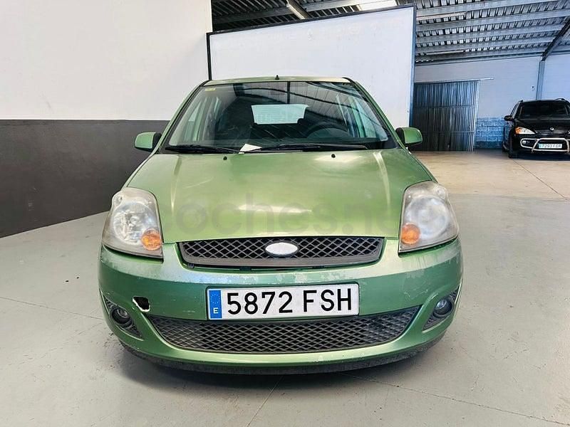 Usado Ford Fiesta Ambiente 70 CV (51 kW) 2007 Verde Utilitario
