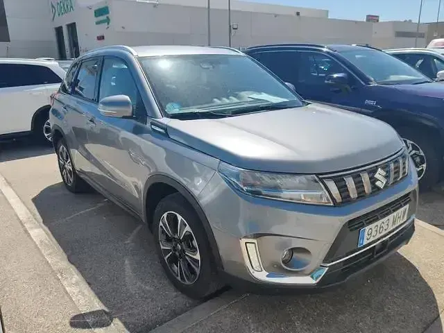 Usado Suzuki Vitara GLX 129 CV (94 kW) 2023 Gris / plata SUV