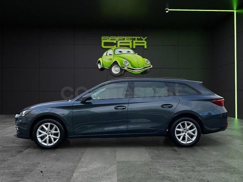 Usado Seat Leon Style 110 CV (80 kW) 2022 Gris / plata Familiar