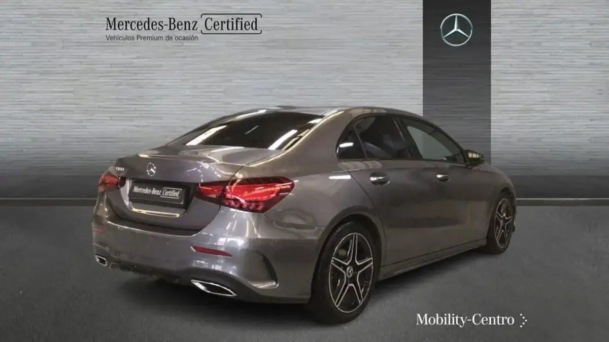 Usado Mercedes A180 136 CV (100 kW) 2024 Gris montaña Berlina