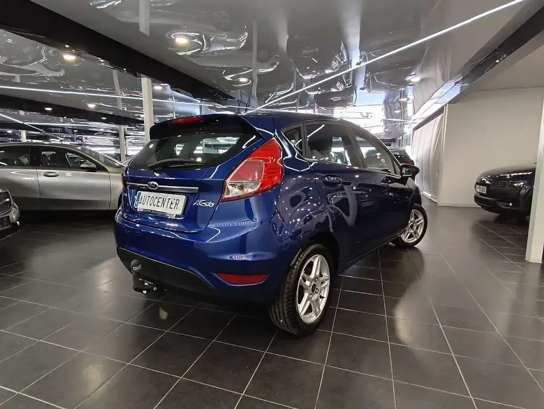 Usado Ford Fiesta Trend 101 CV (74 kW) 2014 Azul Utilitario