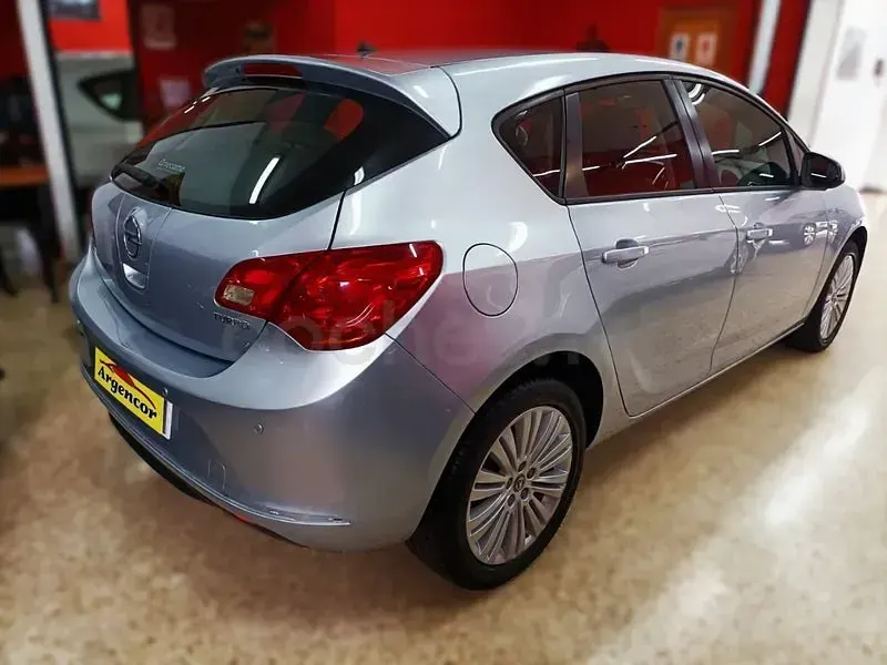 Usado Opel Astra Excellence 140 CV (102 kW) 2015 Gris / plata Berlina