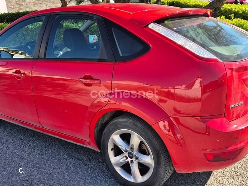 Usado Ford Focus Trend 90 CV (66 kW) 2009 Rojo Berlina