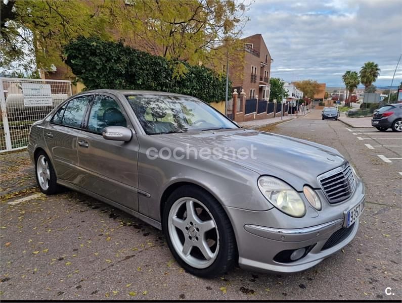 Usado Mercedes E320 Avantgarde 204 CV (150 kW) 2003 Gris / plata Berlina