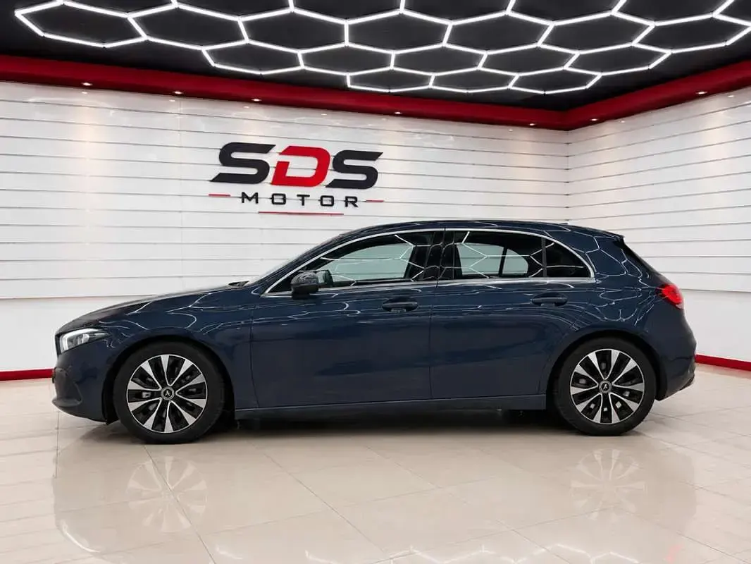 Usado Mercedes A180 116 HP (85 kW) 2019 Azul Citadino