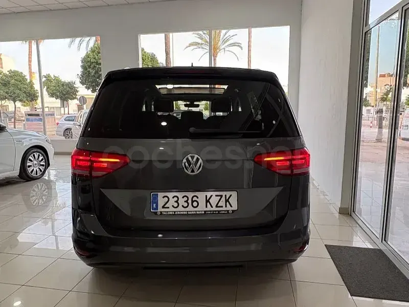 Usado VW Touran Advance 115 CV (84 kW) 2019 Gris / plata Monovolumen