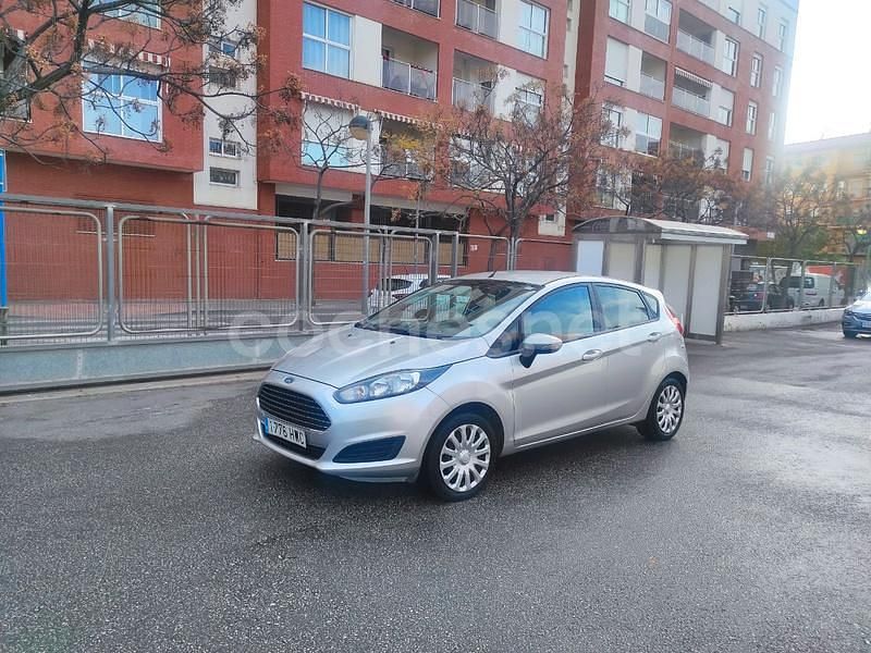Gris / plata Usado 2014 Ford Fiesta Trend Berlina | 5900 € (Buen precio) - Imagen 1/4