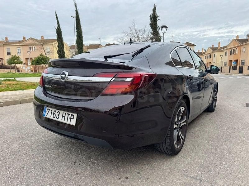 Usado Opel Insignia Selective 140 CV (102 kW) 2013 Marrón Berlina