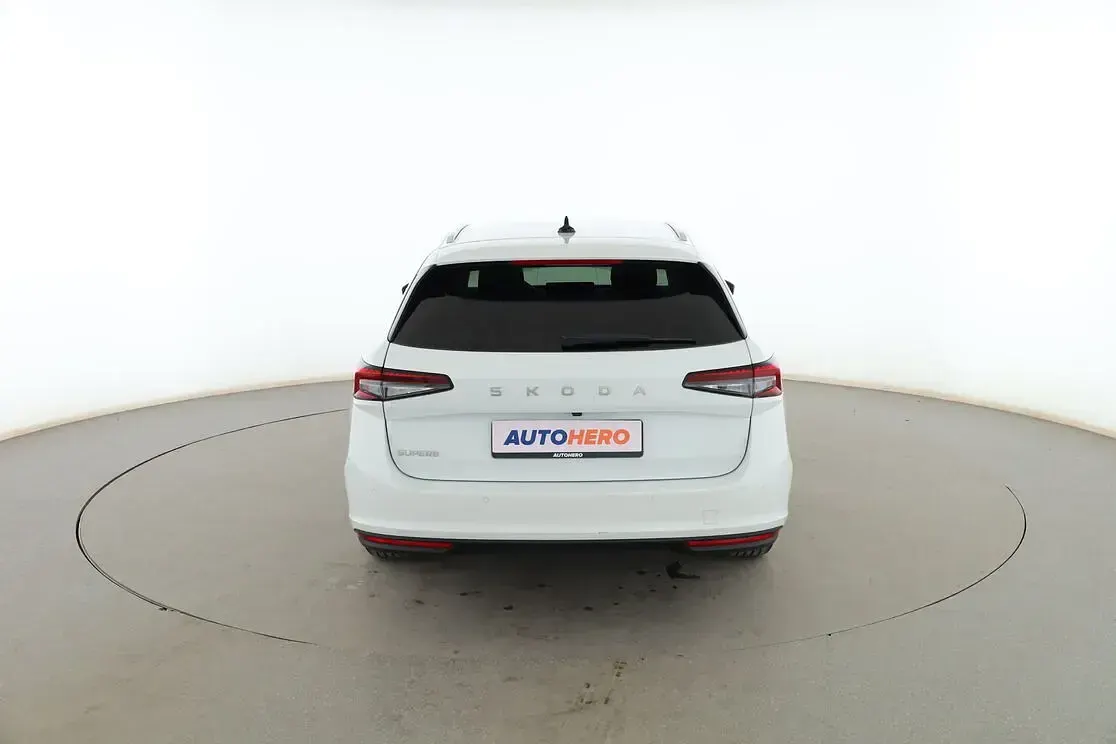 Usado Skoda Superb Selection 150 CV (110 kW) 2024 Blanco Familiar