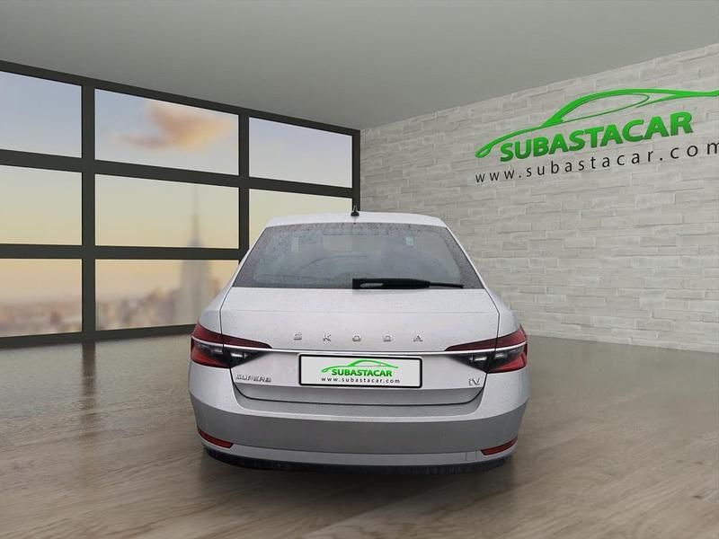 Usado Skoda Superb Style 218 CV (160 kW) 2021 Gris plata metalizado Berlina