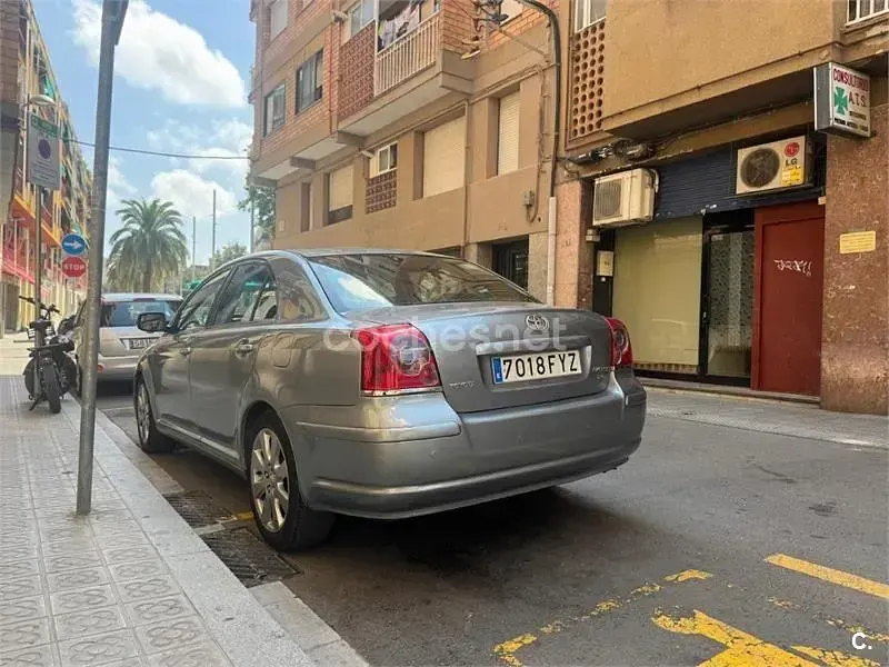 Usado Toyota Avensis Sol 150 CV (110 kW) 2008 Gris / plata Berlina