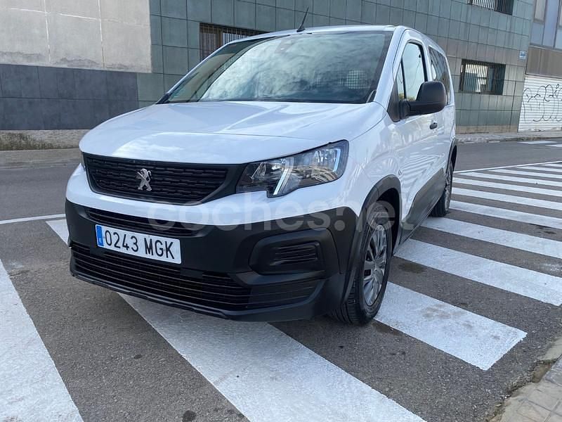Usado Peugeot Rifter Active 100 CV (73 kW) 2023 Blanco Monovolumen