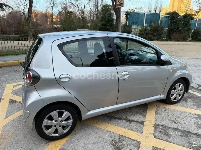 Usado Toyota Aygo Live 68 CV (50 kW) 2012 Gris / plata Utilitario