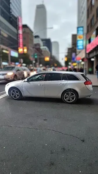 Usado Opel Insignia Sportive 160 CV (117 kW) 2013 Gris / plata Berlina