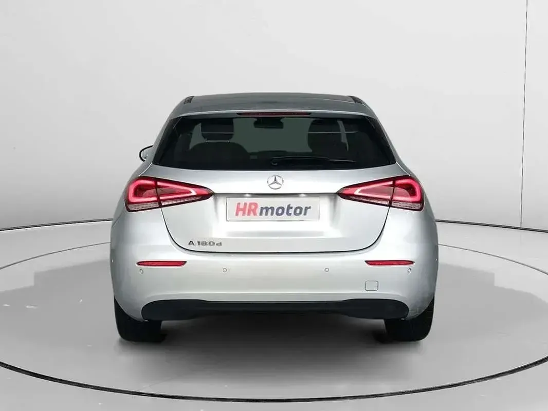 Usado Mercedes A180 116 CV (85 kW) 2021 Gris Utilitario