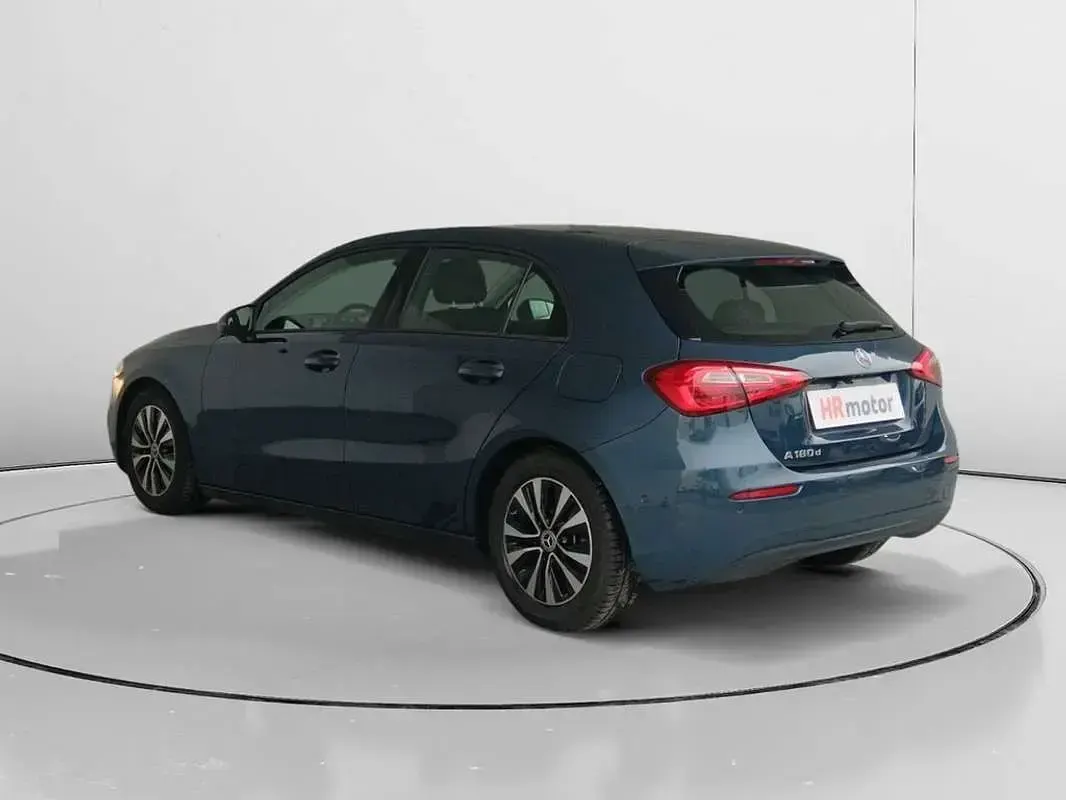 Usado Mercedes A180 116 CV (85 kW) 2022 Azul Utilitario