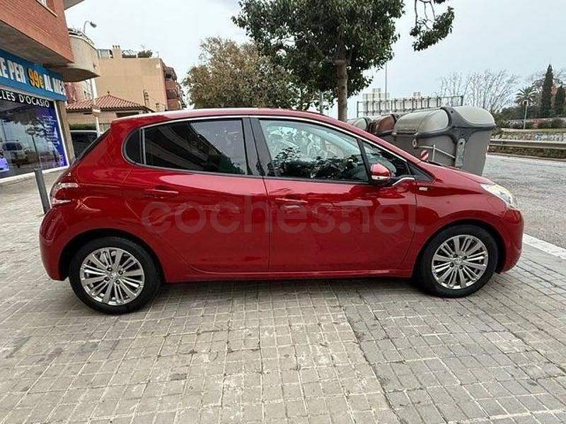 Usado Peugeot 208 Style 100 CV (73 kW) 2017 Granate Utilitario