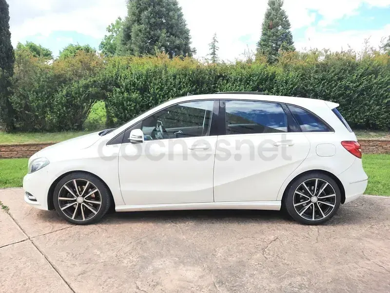 Usado Mercedes B180 109 CV (80 kW) 2014 Blanco Monovolumen