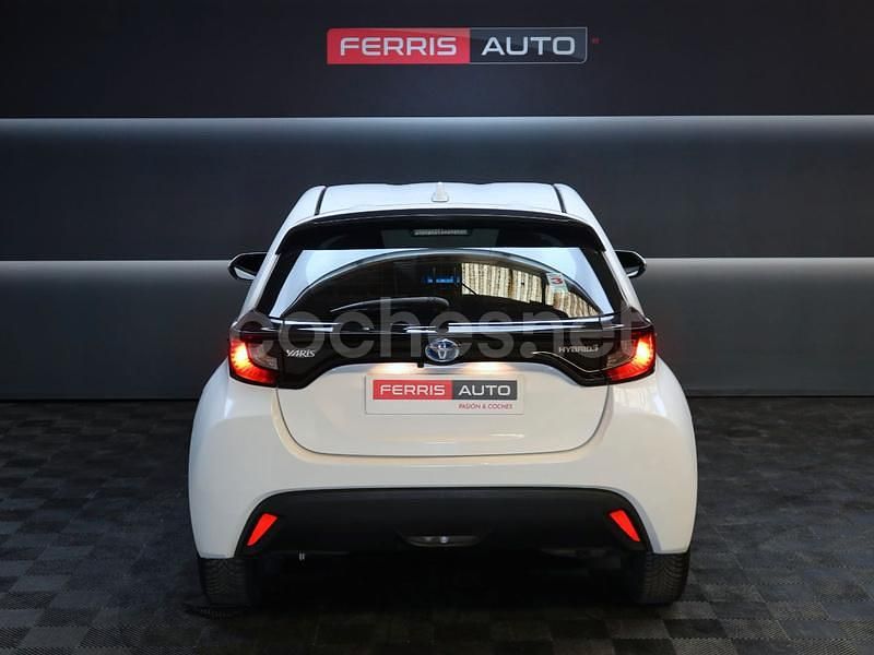 Usado Toyota Yaris Hybrid Business Edition 116 CV (85 kW) 2022 Blanco Berlina