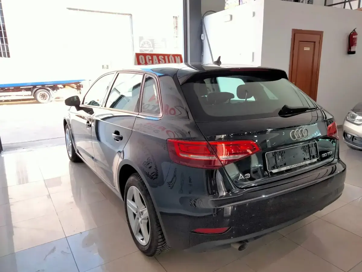 Usado Audi A3 116 HP (85 kW) 2019 Preto Sedan