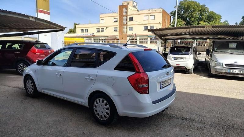 Blanco Usado 2010 Kia Ceed Sportswagon Familiar | 5990 € (Precio justo) - Imagen 1/4