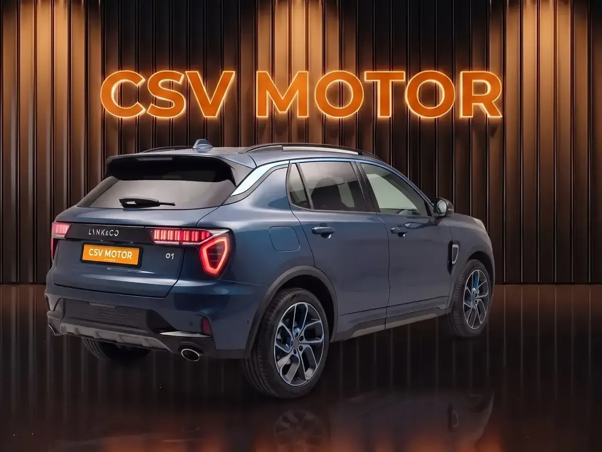 Usado Lynk & Co 01 261 CV (191 kW) 2023 Azul SUV