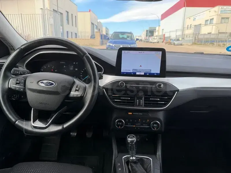 Usado Ford Focus Trend 125 CV (91 kW) 2021 Rojo Berlina
