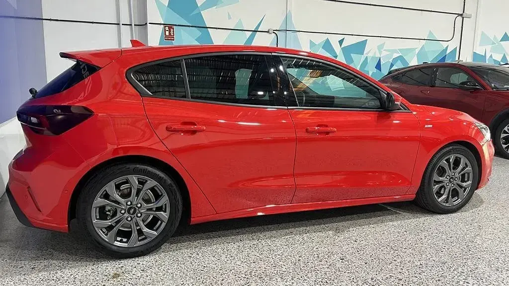 Usado Ford Focus ST-Line 115 CV (84 kW) 2025 Rojo race Berlina