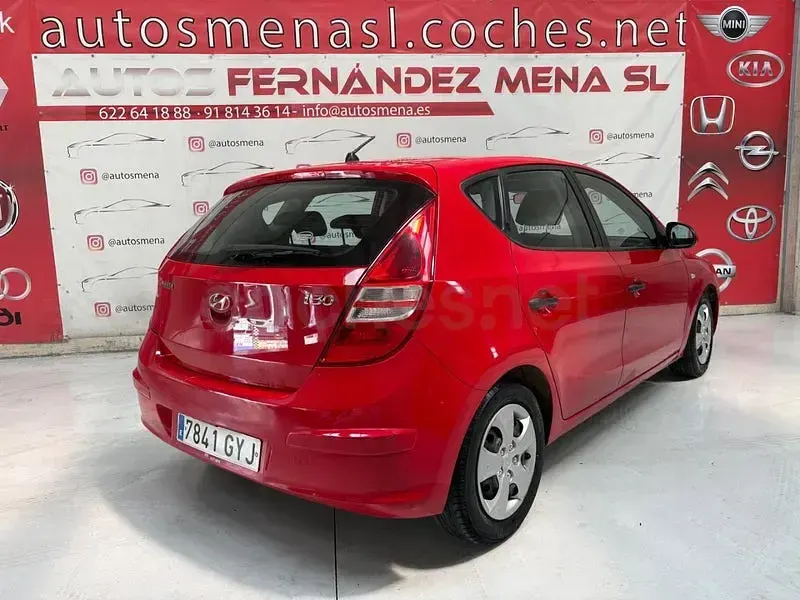 Usado Hyundai i30 Classic 109 CV (80 kW) 2010 Rojo Berlina