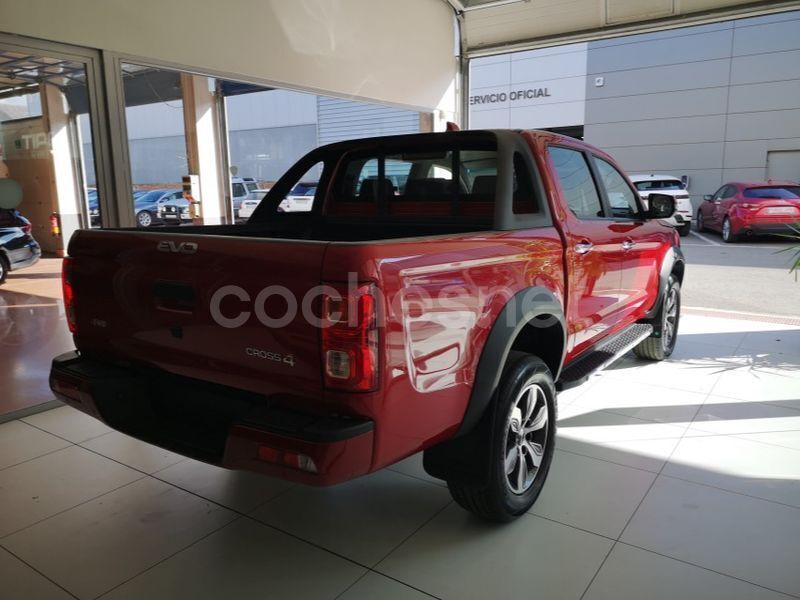 Usado EVO Cross 4 136 CV (100 kW) 2023 Rojo Recogida