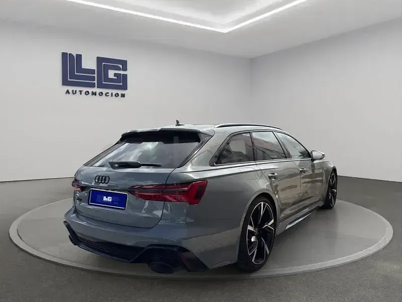 Usado Audi RS6 600 CV (441 kW) 2021 Gris / plata Familiar