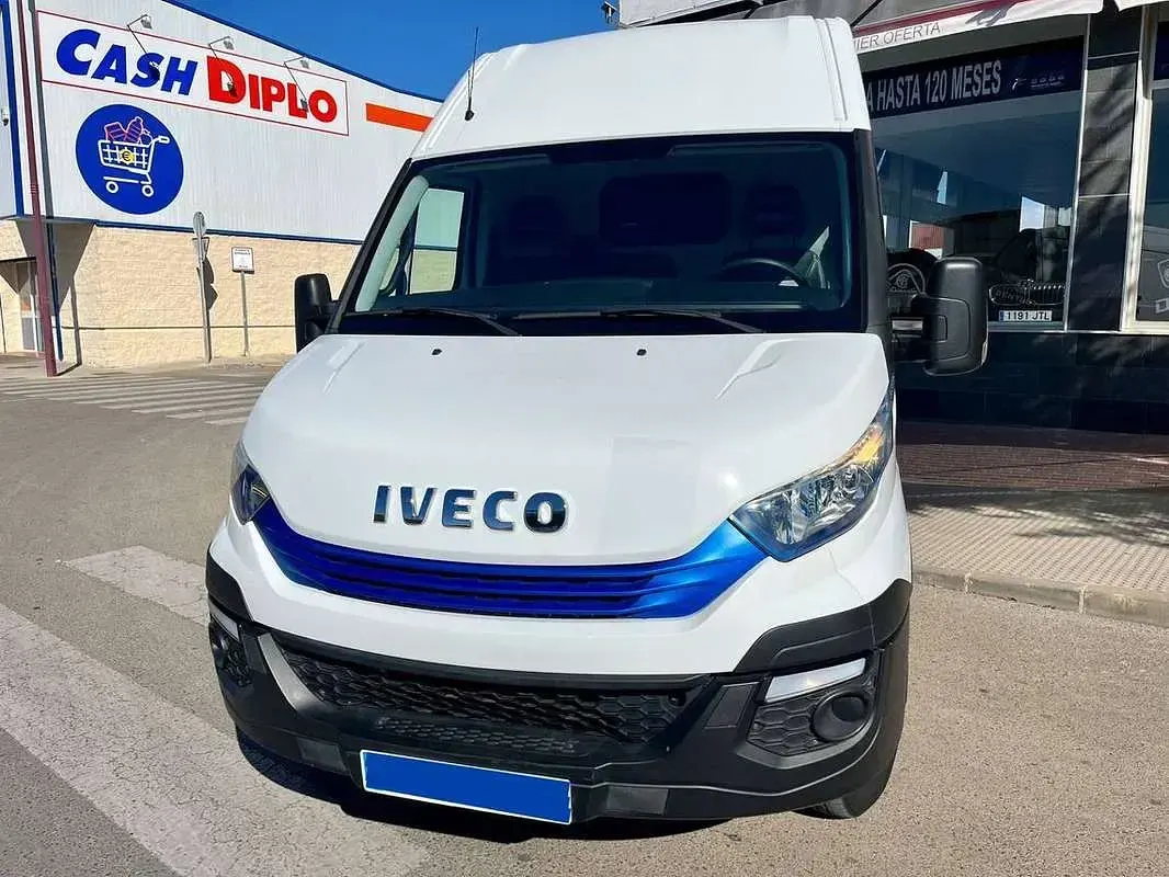 Usado Iveco Daily 136 CV (100 kW) 2018 Blanco Van
