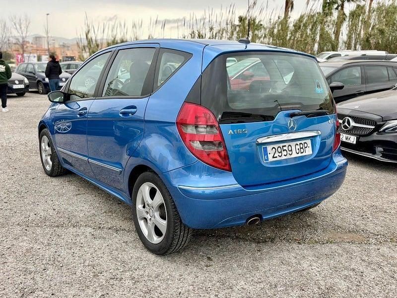 Usado Mercedes A180 Avantgarde 109 CV (80 kW) 2008 Azul Monovolumen