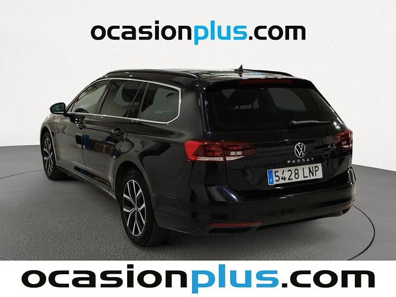 Usado VW Passat Executive 150 CV (110 kW) 2021 Negro Familiar